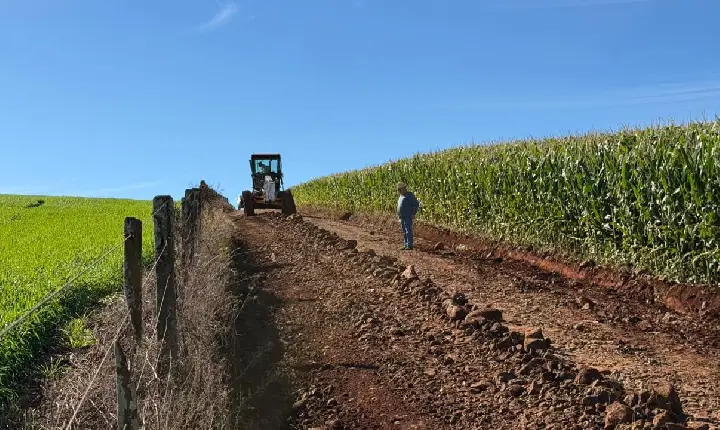 Infraestrutura em ação, equipes trabalham intensamente para melhorar estradas e atender comunidades do interior