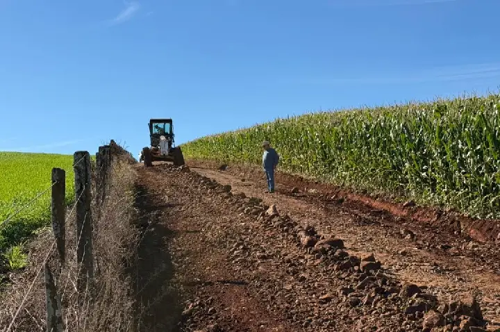 Infraestrutura em ação, equipes trabalham intensamente para melhorar estradas e atender comunidades do interior