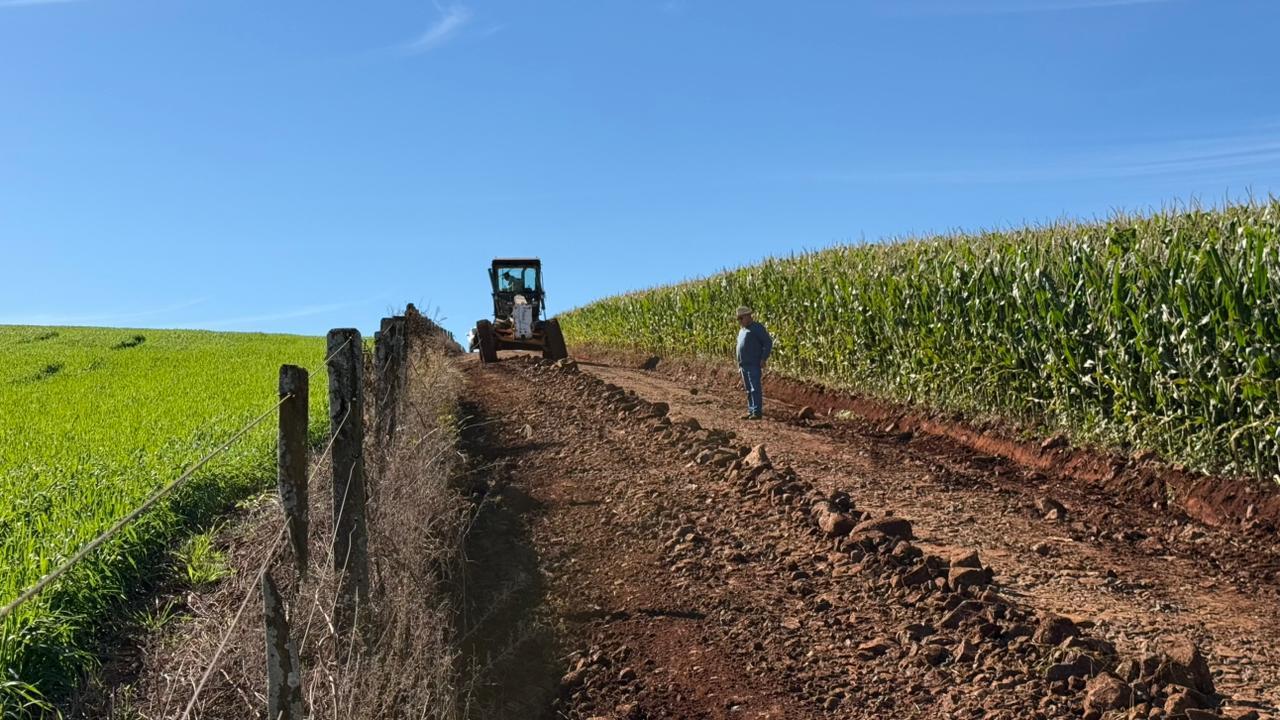 Infraestrutura em ação, equipes trabalham intensamente para melhorar estradas e atender comunidades do interior